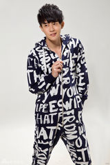 组图：向华最新写真曝光 穿连体衣卖萌