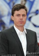 《我仍在这里》首映 导演卡西与影迷亲切玩自拍 