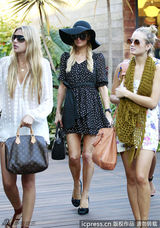 组图：帕里斯-希尔顿潮店扫货毫不惜金