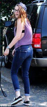 组图：暮光女素颜遛狗显颓废 内衣隐现小秀性感