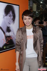 组图：梁咏琪豪乳老公称赞 林德信庆生松冈欠吻