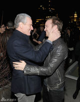 组图：《毒师》老白小粉重逢 惊喜互摸停不下来