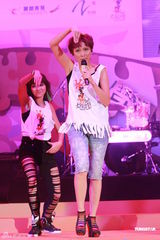 组图：李克勤郑欣宜开唱 鼓励年青人追梦