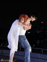 组图：杨丞琳《勇敢很好》MV亲密花絮曝光