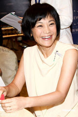 幻灯图：张艾嘉穿小洋装秀肌肤 再接代言高雅现身 