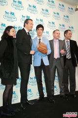 组图：王力宏西装亮相代言阳光俊朗