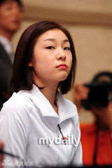 组图：金妍儿举行新闻发布会回应退役传闻