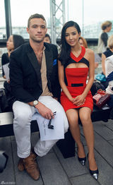 组图：姚星彤青睐法国设计 红黑碰撞小露性感