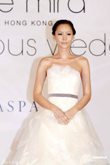 组图：Amanda S.订婚后首披婚纱 自称未婚夫很大方