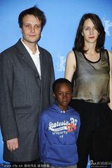 组图：《嫌犯莱拉》发布 导演皮亚中性装亮相