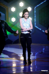 幻灯图：泳儿性感装扮抢收视 何润东想赴港苦练粤语