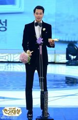 组图：李宝英捧SBS大奖 李敏镐得奖最多赢五冠