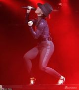 组图：艾丽西亚洛杉矶开唱 透视开胸衫大跳热舞