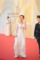 组图：“小雪”杨紫【演员】走上红毯 白裙成熟美艳