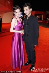 组图：《倭寇的踪迹》首映 女主角红裙艳丽