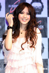 幻灯：美女冯媛甄为名表代言 直言酷爱户外运动