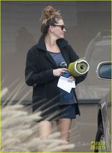 组图：46岁朱莉娅-罗伯茨素颜短裤长腿动人