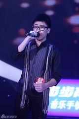 组图：李炜夺2010快男总冠军 刘心武艺分摘亚季军