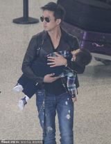 组图：孙俪全家同行 邓超抱熟睡儿子变奶爸