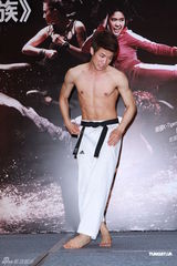 组图：《拳霸家族》香港秀武术 男女主角帅气对打