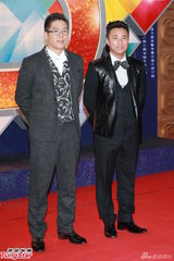 组图：司仪崔建邦林晓峰亮相TVB颁奖红毯