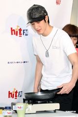 高清组图：王力宏秀厨艺煎双蛋 期望发片拍片双丰收