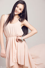 组图：杜菲菲钱璇华丽变身 飘逸长裙清丽脱俗