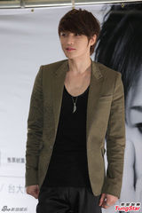 组图：金在中亮相台湾 衣着随性电力十足