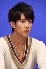 高清组图：吴尊做客新浪花絮照 阳光美男表情百变