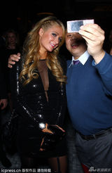 组图：豪门浪女希尔顿深V亮相 叔叔猛揩油