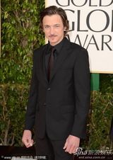 组图：金球奖红毯男星潇洒比帅 简单展魅力