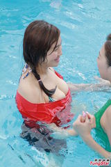 组图：白云梁政钰湿身抛胸大秀事业线