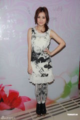 高清图：谢安琪出席活动着装清爽 大赞郑伊健