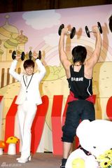 幻灯图：罗志祥庆生签“婚约” 模仿教练秀肌肉