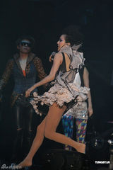 组图：郑秀文澳门开唱 百变造型散发恋爱中的女人味