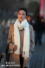 组图：《北京青年》张俪演绎淡雅丁香