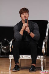 组图：金钟国穿中国传统服装 贴身抱女粉丝