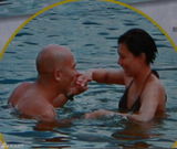 高清图：港姐朱慧敏性感三点式与男友嬉水秀爱