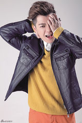 组图：王栎鑫演绎时尚潮搭 表情搞怪大变身