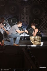 组图：罗志祥个唱妈妈现身 好友杨丞琳抱病助阵