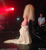 组图：Gaga伦敦全裸表演 当众脱衣豪放露三点