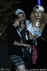 组图：凯蒂佩里爆乳性感 引帕丁森耳语热聊