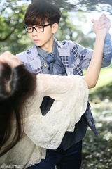 组图：胡夏拍《傻瓜探戈》MV 搂美女舞伴热舞