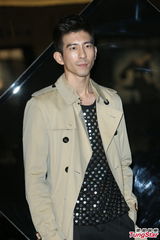 组图：林依晨透明皮裙亮相 豹纹上衣抢镜