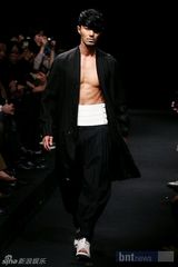 组图：李东旭车胜元等众星盛装出席首尔时装周 