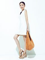 组图：董洁亮相微电影发布会时尚走秀