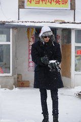 组图：《爸爸》雪乡抢先看 萌娃玩雪脸蛋红扑扑