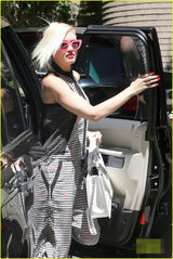 组图：史蒂芬妮潮装亮相 老公携可爱儿子出镜