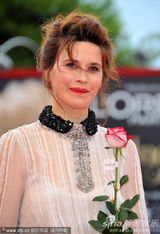 组图：《大师》首映 超模卡特尼露背亮相派香吻