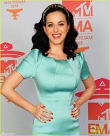 组图：女星扯裙露胸抢镜 水果姐绿裙保守